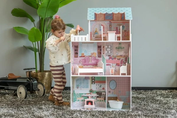 Evi ist 3 Jahre alt und 100 cm groß