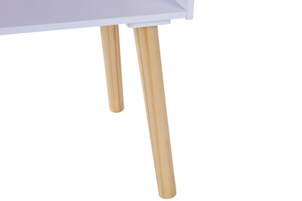 Hölzernes Puppenhaus auf Beinen