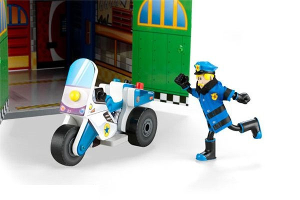 Polizeimotorrad mit Polizist