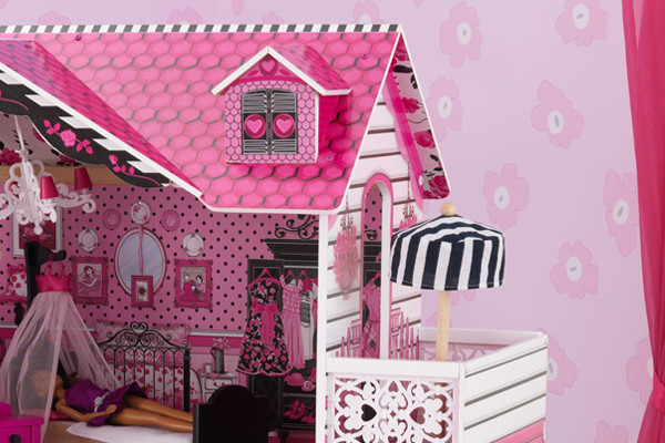 Schöner Balkon mit Sonnenschirm