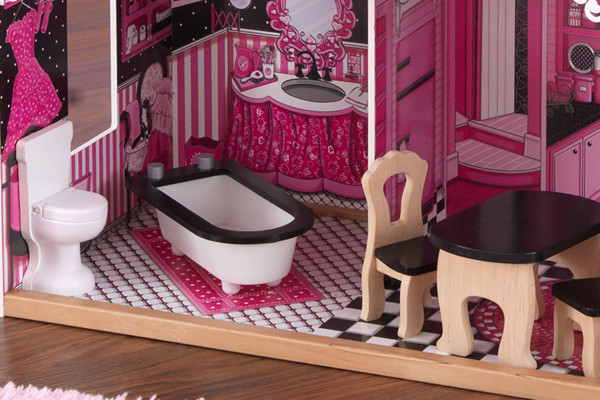 Badezimmer mit Badewanne, Toilette und Waschbecken