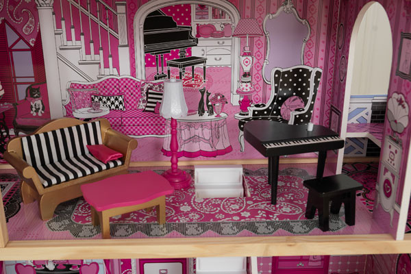 Wohnzimmer mit Klavier und Sofa