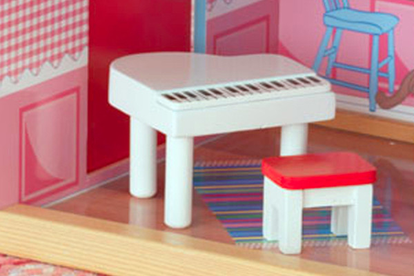 Komplett mit weißem Klavier