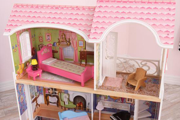 Geräumige Zimmer mit Puppenmöbel