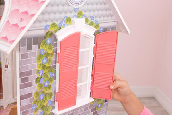 Die rosa Fensterläden lassen sich öffnen und schließen