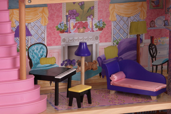 Wohnzimmer mit Klavier und Sofa