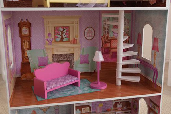 Großes Wohnzimmer mit Wendeltreppe