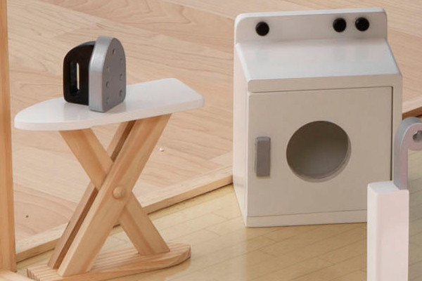 Waschen und Bügeln im Puppenhaus