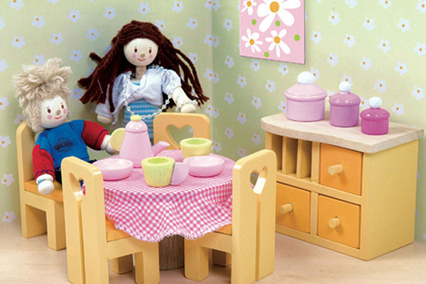 Besteht aus 14 Teilen (ohne Puppen)